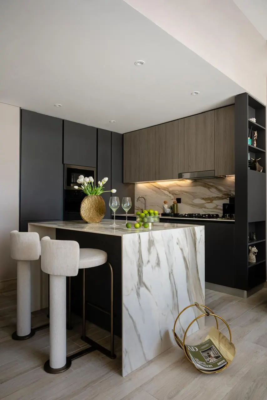 Kitchen island in veined marble with boucle bar stools