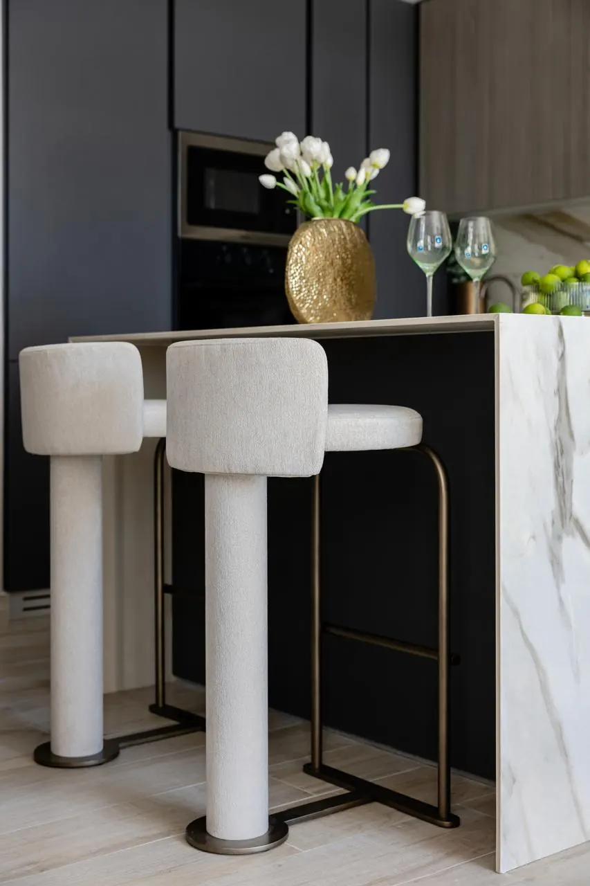 Boucle bar stools at a marble breakfast bar